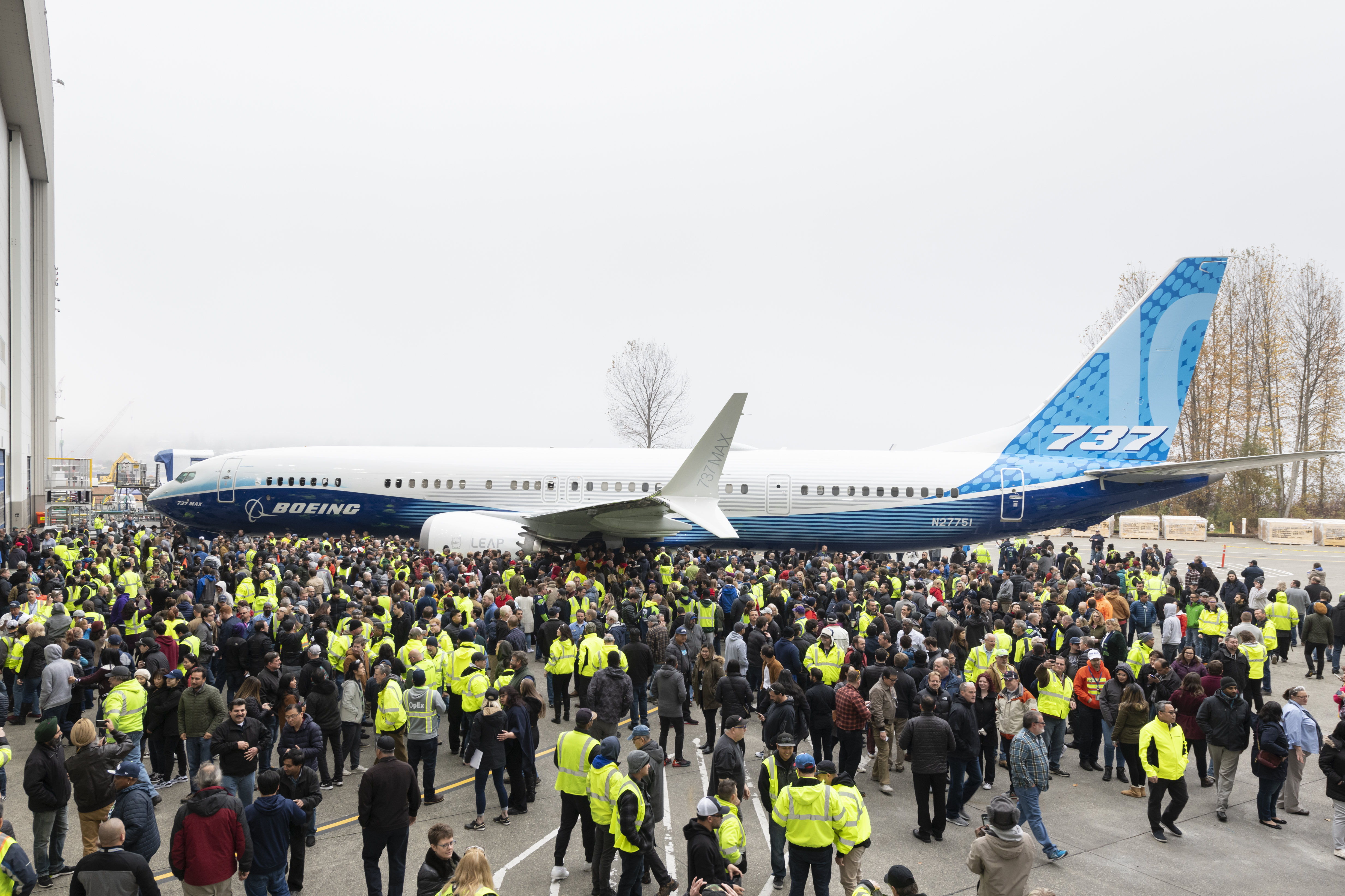 737 MAX 10