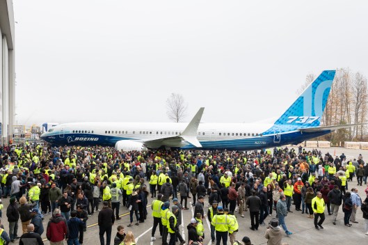 737 MAX 10